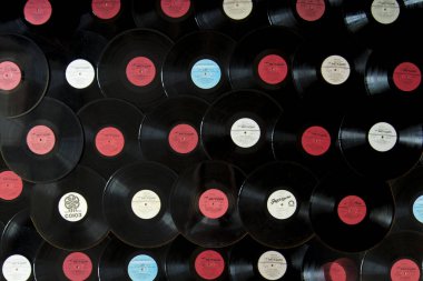 Vinil plakların geçmişi. Bir sürü renkli, eski plaklar..