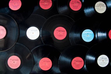 Vinil plakların geçmişi. Bir sürü renkli, eski plaklar..