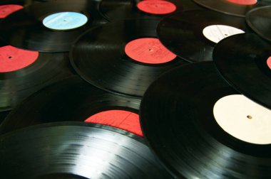 Vinil plakların geçmişi. Bir sürü renkli, eski plaklar..