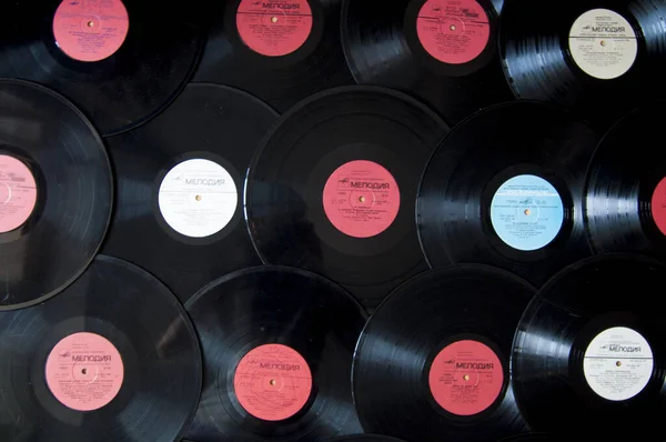 Vinil plakların geçmişi. Bir sürü renkli, eski plaklar..