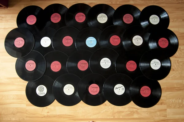 Vinil plakların geçmişi. Bir sürü renkli, eski plaklar..