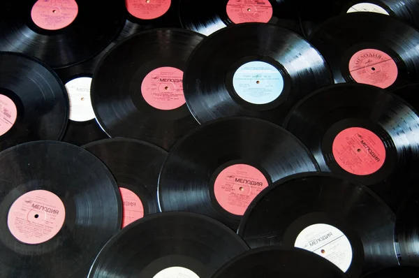 レコードの背景 カラフルでヴィンテージのレコードの束 — ストック写真