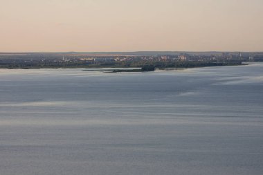 Nehrin karşısındaki şehrin manzarası