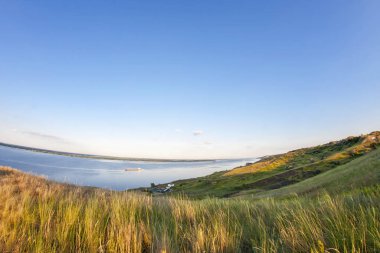 Nehre kadar yeşil bir tepenin manzarası