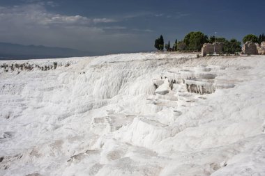 Beyaz dağların güzel manzarası