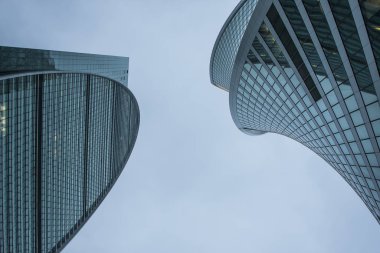 Alışılmadık kıvırcık evler yükselir