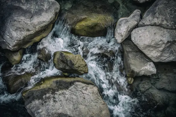 Ruscello Ribollente Tra Rocce — Foto Stock