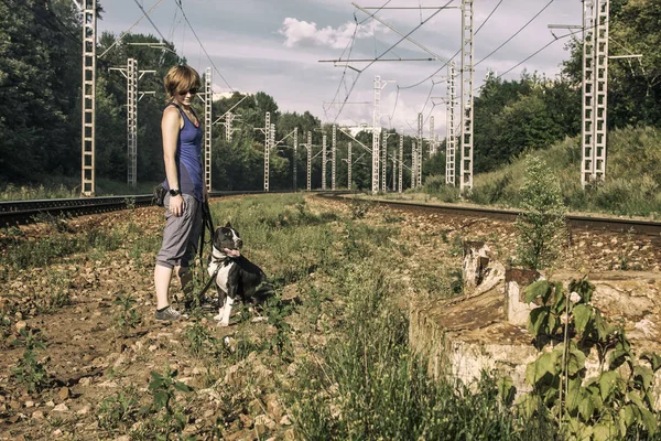 Una Chica Con Perro Interpone Entre Los Caminos — Foto de Stock