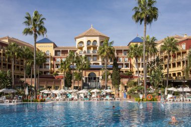Deniz kenarındaki lüks otel.