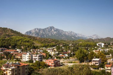 Dağdan şehrin manzarası