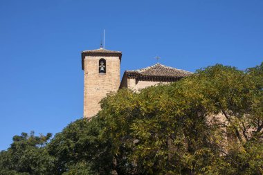 Alhambra kalesi yeşil ağaçların arasında.