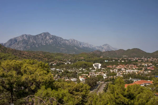 Dağdan şehrin manzarası