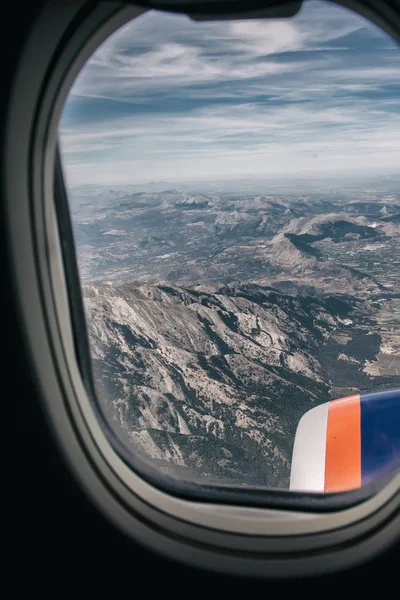 飛行機の窓からの山の眺め — ストック写真