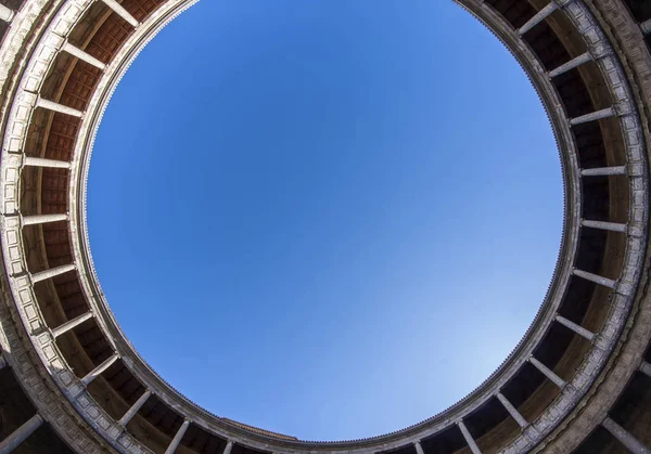Círculo Azul Del Cielo Enmarcado Por Edificio — Foto de Stock