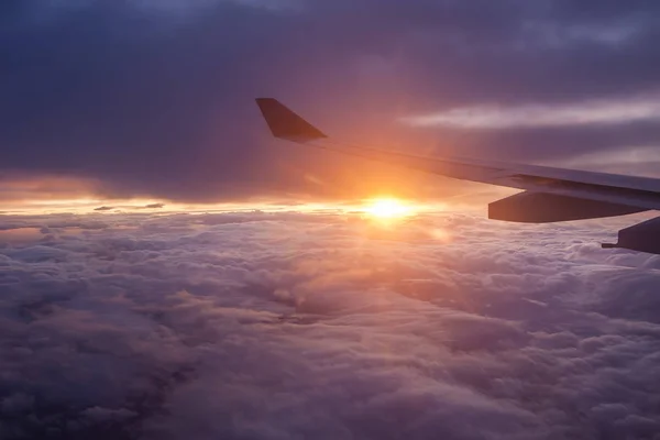 空を飛ぶ飛行機の翼 — ストック写真
