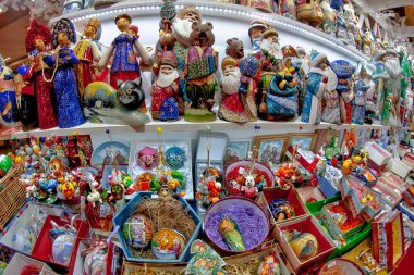 Fuardaki çeşitli Noel oyuncakları