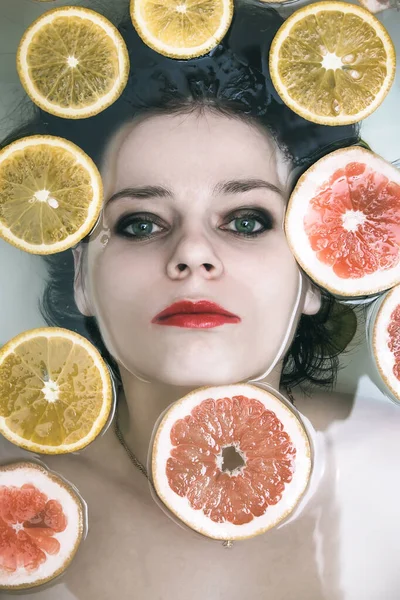 Portrait Girl Water Fruits — Stock Photo, Image