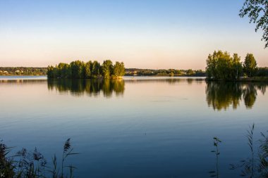 Göl kıyısında ağaçlar olan adalar