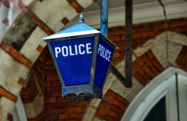 Eski polis karakolunun girişinde fener var.