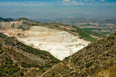 Gökyüzüne karşı vadisi olan bir dağ ocağı.