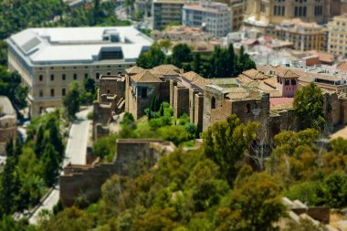 Eski mimarinin kalıntıları yeşil ağaçlarda.