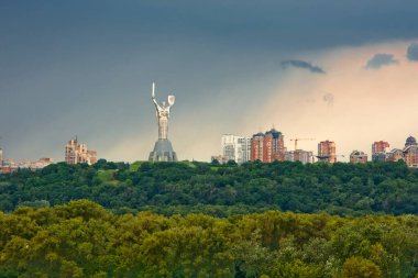 Kiev 'deki anıt ve şehir manzarası