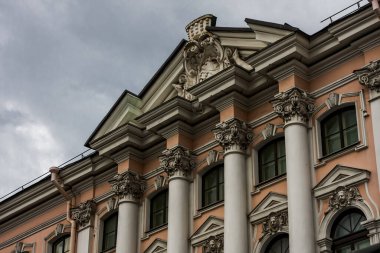 Sütunları olan eski bir sarayın güzel cephesi