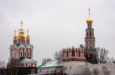 Novodevichy Manastırı Beyaz bir duvarın arkasında