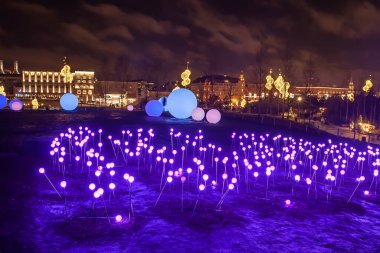 Parkta yeni yıl için parlak dekorasyonlar