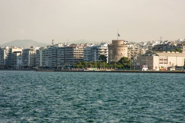 Denizden modern şehre ve antik kaleye manzara