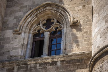 Eski bir binanın güzel penceresi