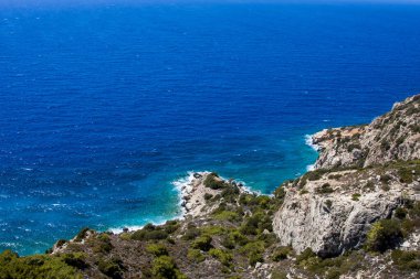 Rodos adasındaki deniz ve dağların güzel manzarası
