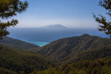 Rodos adasındaki deniz ve dağların güzel manzarası