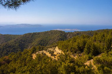 Rodos adasındaki deniz ve dağların güzel manzarası