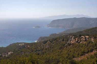 Rodos adasındaki deniz ve dağların güzel manzarası