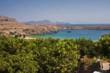 Körfezin sakin turkuaz suyu Rodos adasını yıkıyor.