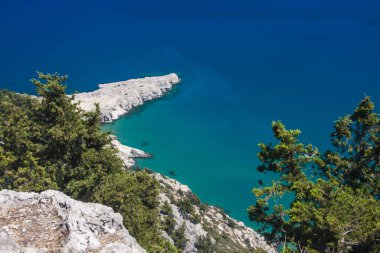 Akdeniz kıyısındaki tatil köyünün güzel manzarası