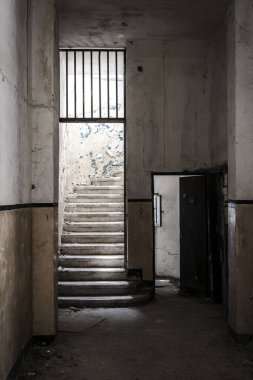 Terk edilmiş eski bir evin ışıklarına giden merdiven.