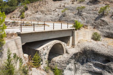 Nehrin üzerinde eski bir köprü, altında bir kemer var.