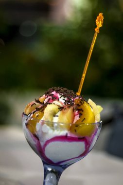 Farklı meyvelerle süslenmiş lezzetli kremalı dondurma.