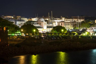 Gece şehir kıyısı fenerlerle dolu.
