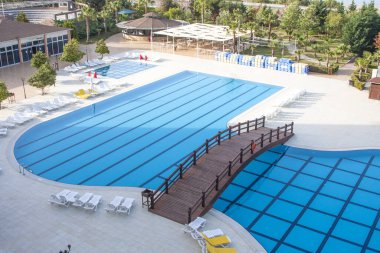 Havuzu ve köprüsü olan güzel bir otel.