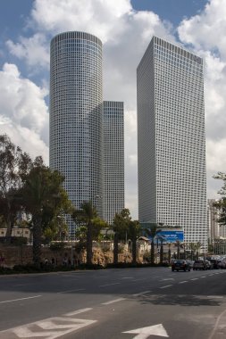 Şehir caddesinde güzel, uzun evler