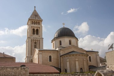 Mavi gökyüzüne karşı kubbesi ve kubbesi olan bir tapınak.