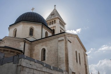 Gotik tapınak gökyüzüne kadar uzanıyor.