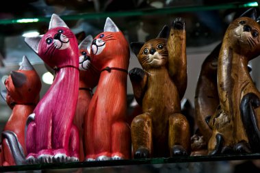 Farklı renklerde ahşap heykeller ve farklı pozlar.