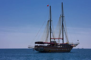 Derin denizde yelken açan eski korsan gemisi