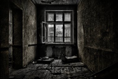 Ahşap pencereli terk edilmiş eski bir oda.