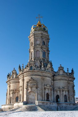 Kışın gökyüzüne karşı duran güzel kilise
