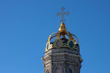 Gökyüzüne çarpan bir taç şeklinde güzel bir kubbe.